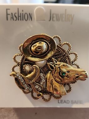 Fashion Jewelry Gold Horse & Cowboy Hat Brooch with Green Eye